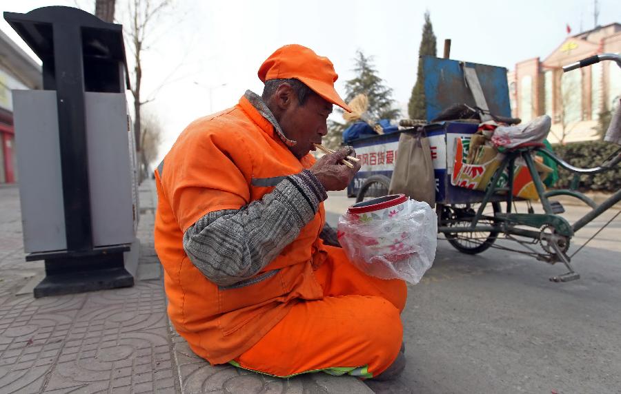 輸送帶廠家：暖心！老人高溫下賣菜城管買下送環(huán)衛(wèi)工